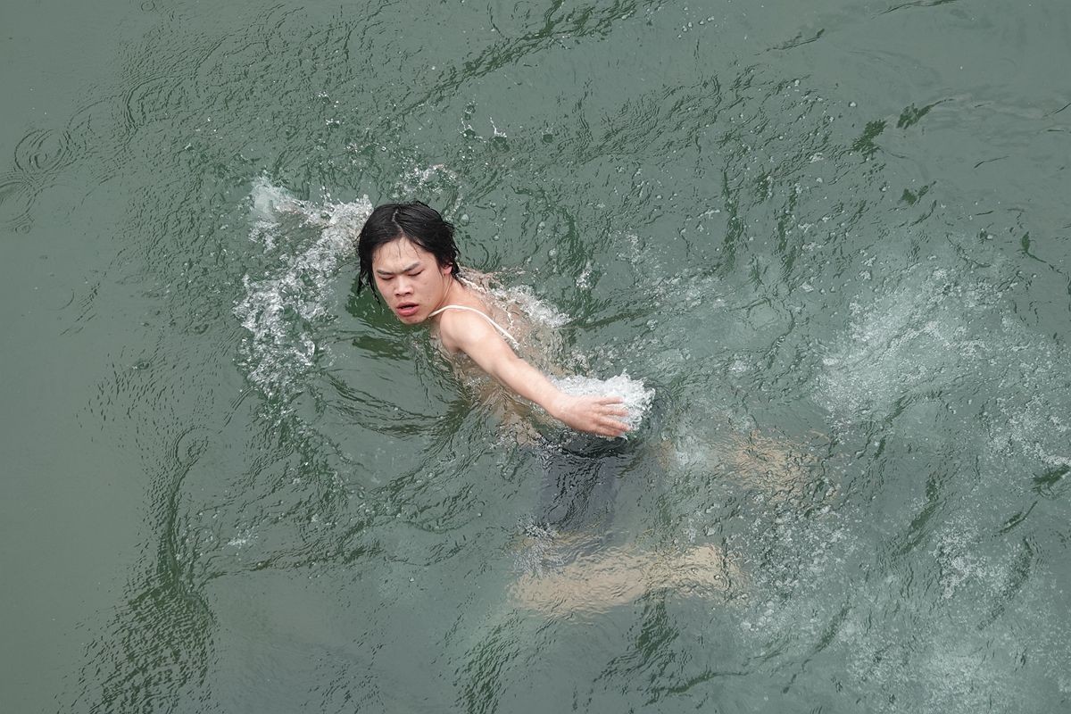 这里的人三月里就下水游泳了