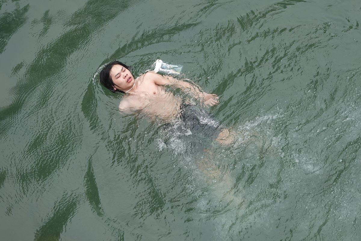 这里的人三月里就下水游泳了