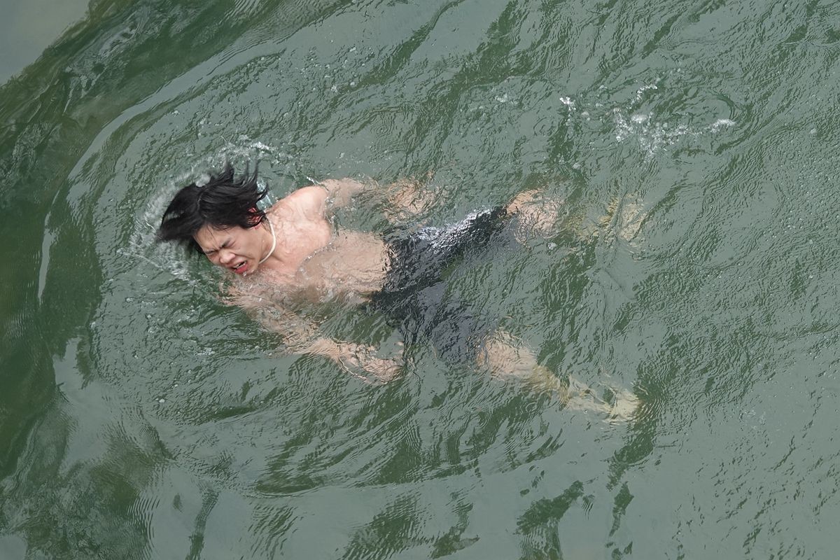 这里的人三月里就下水游泳了