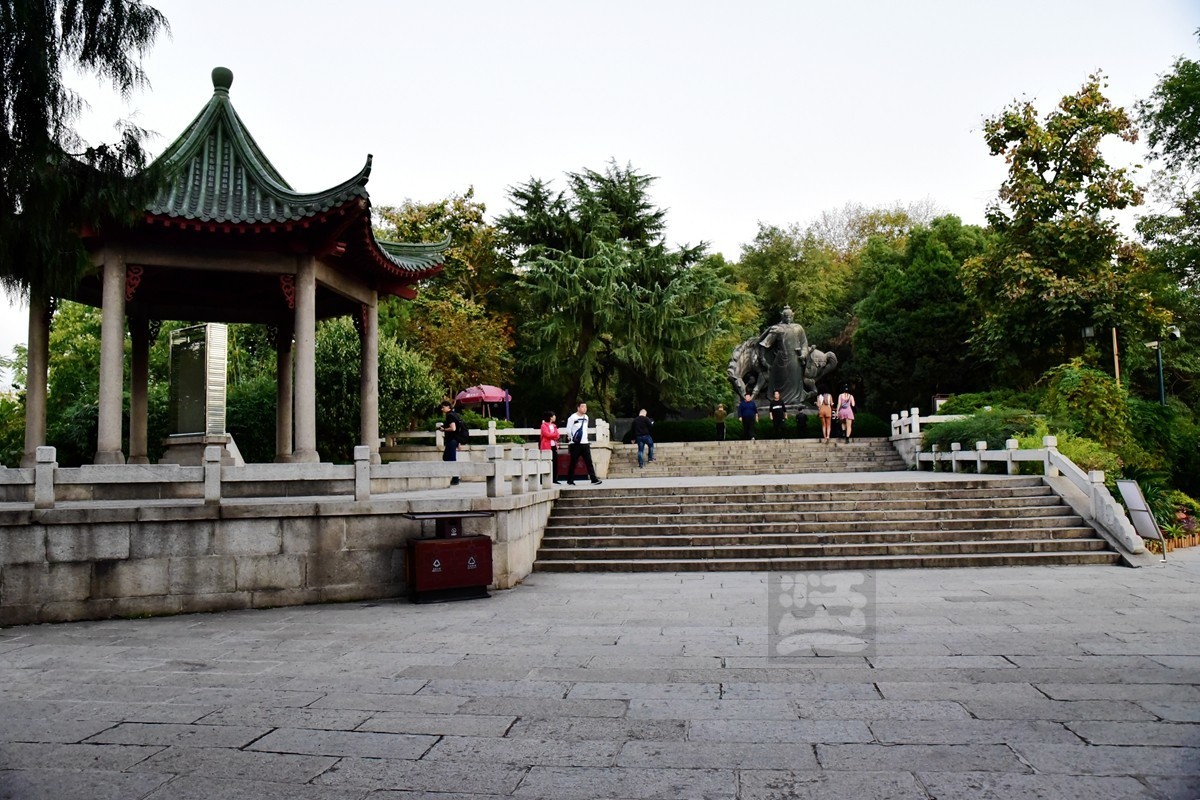 岳飞铜像——黄鹤楼公园景观