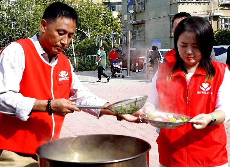 《不老松：纪实摄影》【爱在重阳节、情暖夕阳红】(11)爱心厨房！饺子熟