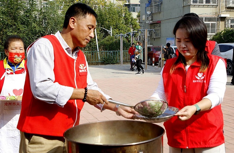 《不老松：纪实摄影》【爱在重阳节、情暖夕阳红】(11)爱心厨房！饺子熟