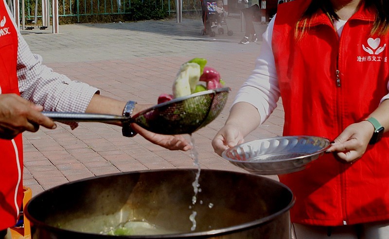 《不老松：纪实摄影》【爱在重阳节、情暖夕阳红】(11)爱心厨房！饺子熟