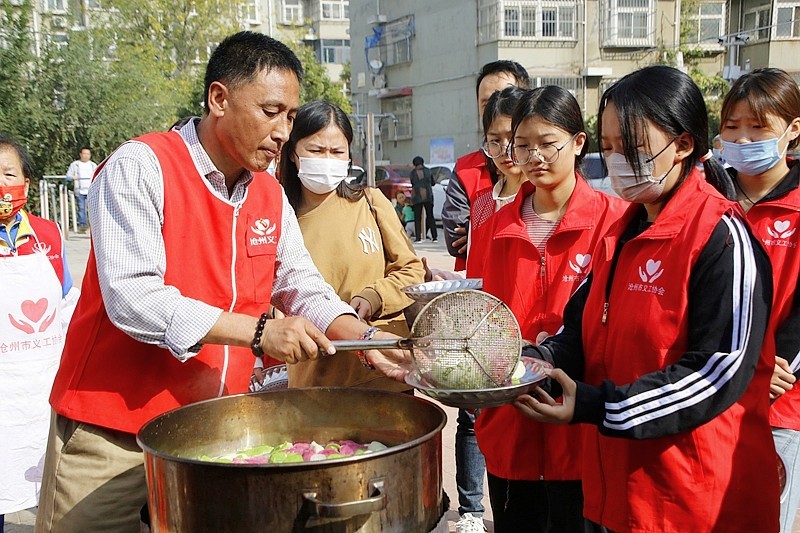 《不老松：纪实摄影》【爱在重阳节、情暖夕阳红】(11)爱心厨房！饺子熟