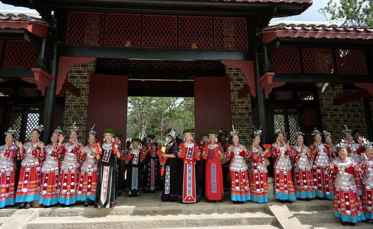 加油之城，美美安龙。第九届荷花节，民族文化巡游活动。