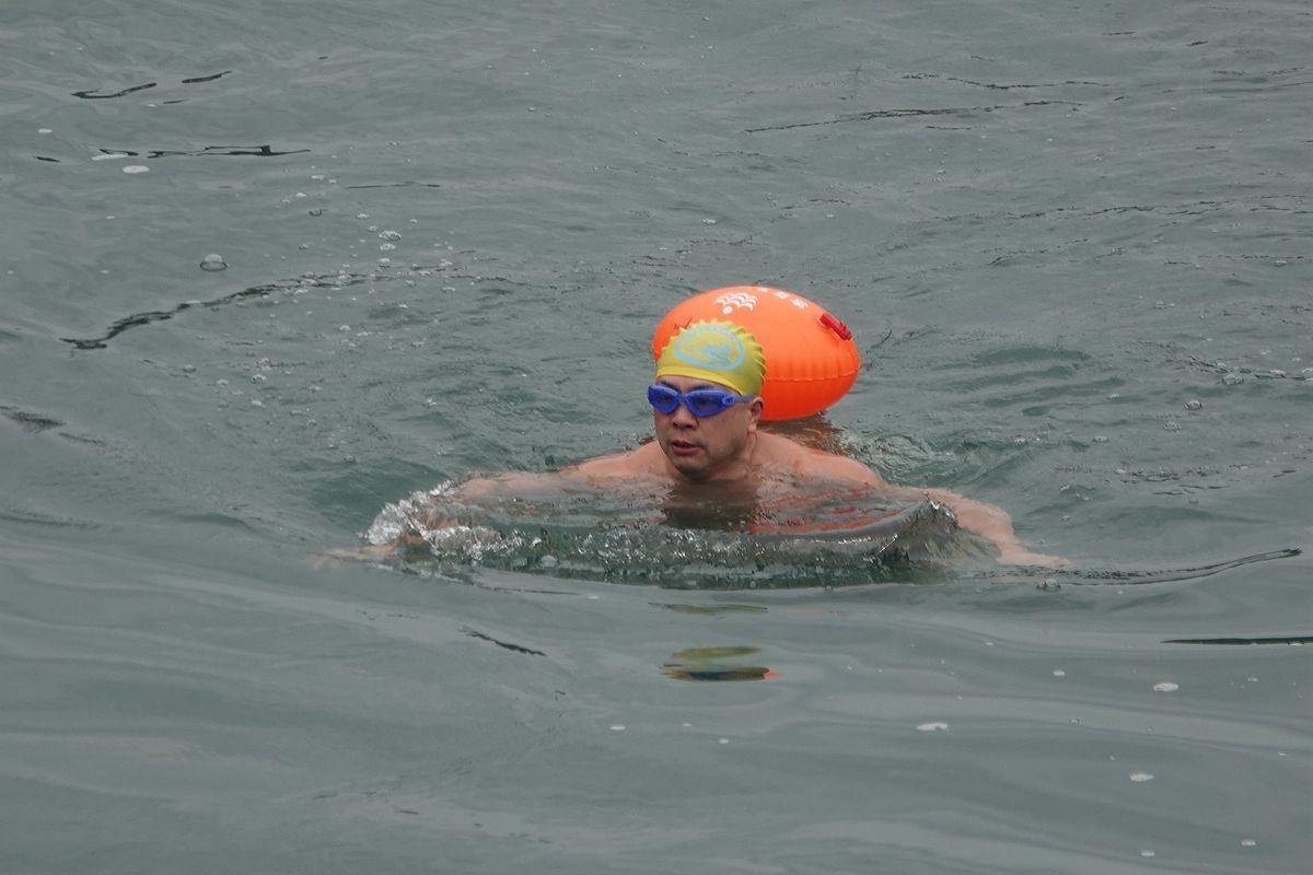 这里的人三月里就下水游泳了