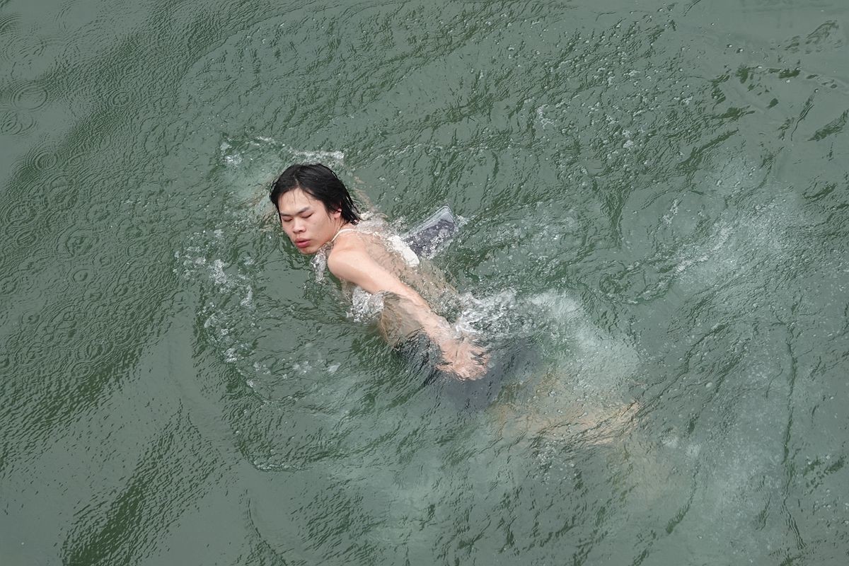 这里的人三月里就下水游泳了