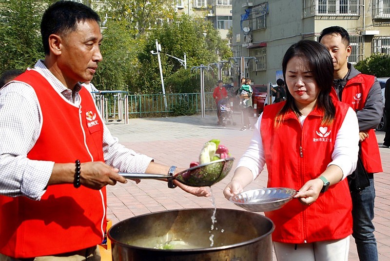 《不老松：纪实摄影》【爱在重阳节、情暖夕阳红】(11)爱心厨房！饺子熟