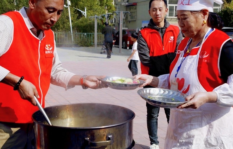 《不老松：纪实摄影》【爱在重阳节、情暖夕阳红】(11)爱心厨房！饺子熟