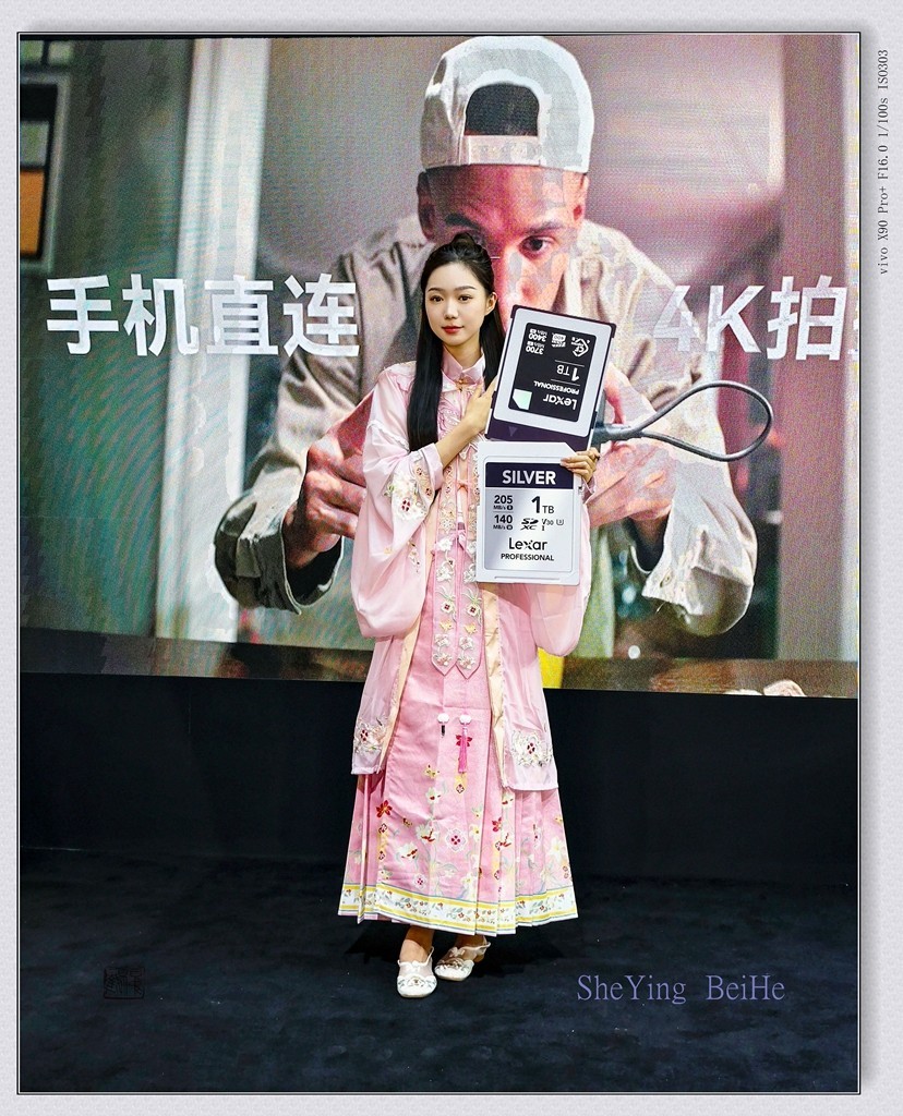 观看第25届照相机械器材技术展-续