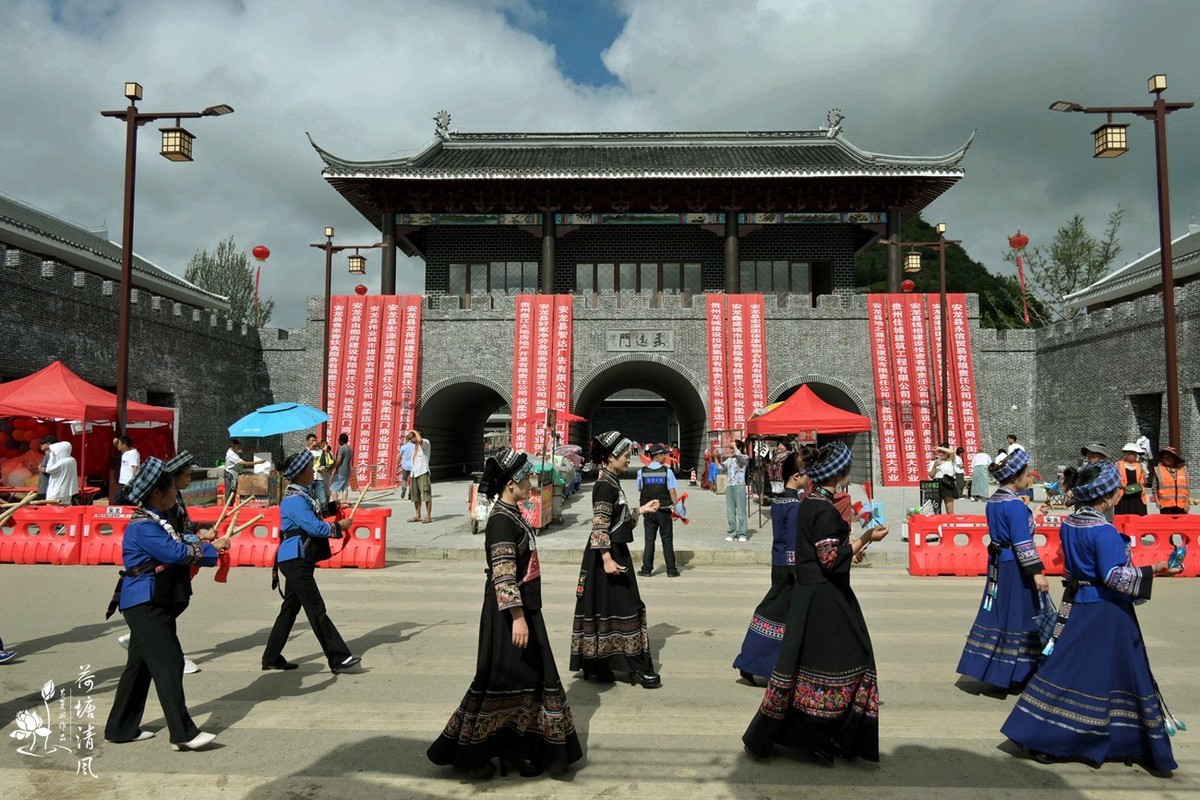 加油之城，美美安龙。第九届荷花节，民族文化巡游活动。