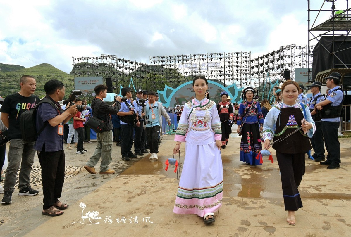 加油之城，美美安龙。第九届荷花节，民族文化巡游活动。