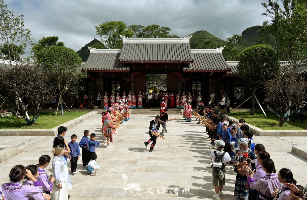 加油之城，美美安龙。第九届荷花节，民族文化巡游活动。