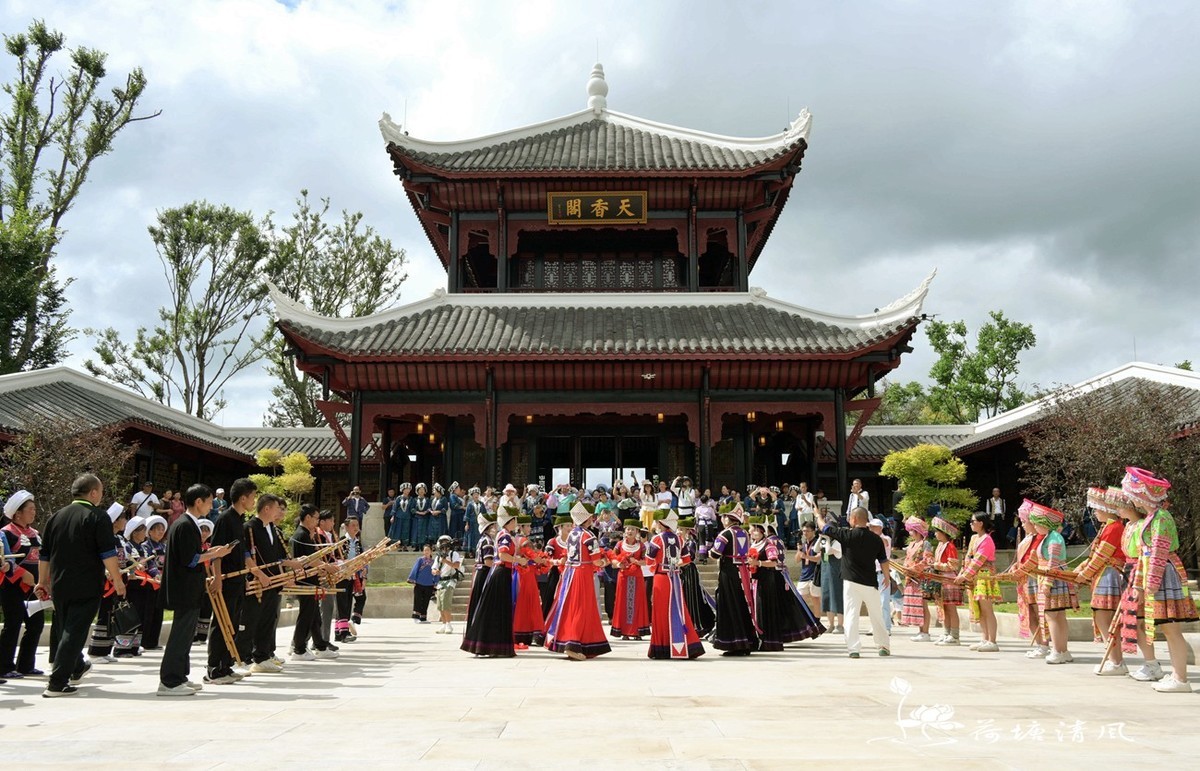 加油之城，美美安龙。第九届荷花节，民族文化巡游活动。