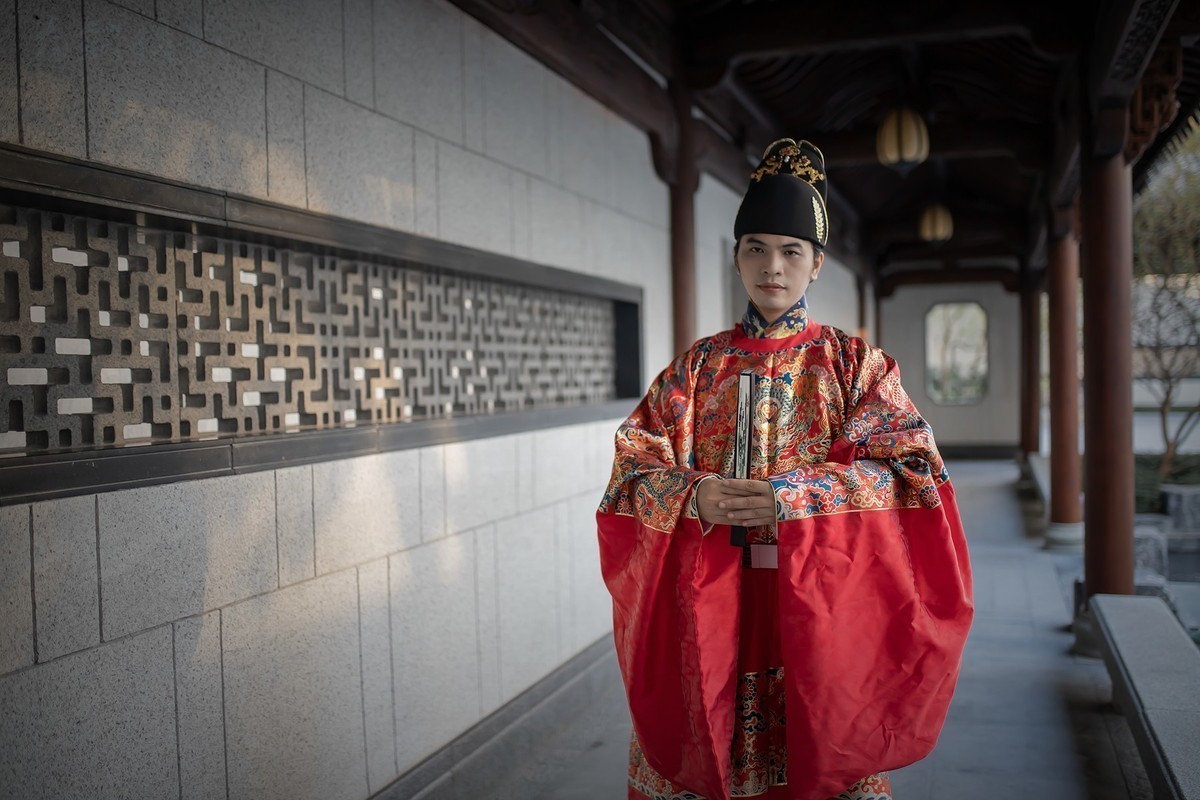 举觞白眼望青天,皎如玉树临风前