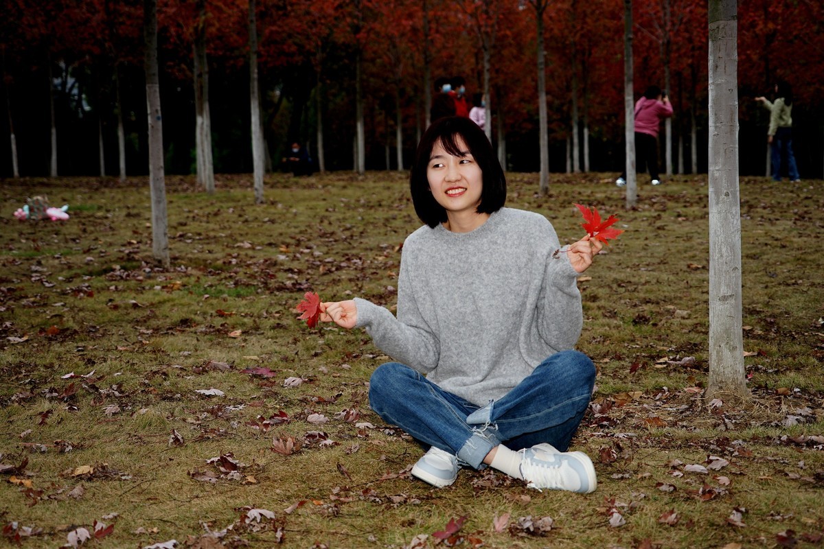 环境人像---深秋枫林中的美女！