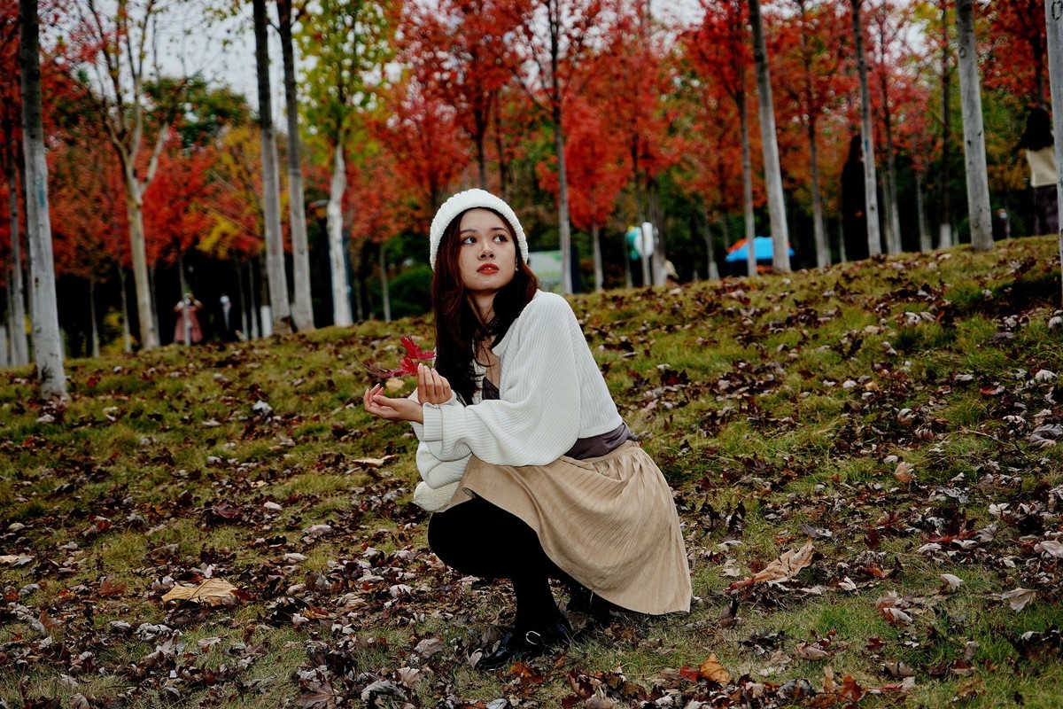 环境人像---深秋枫林中的美女！