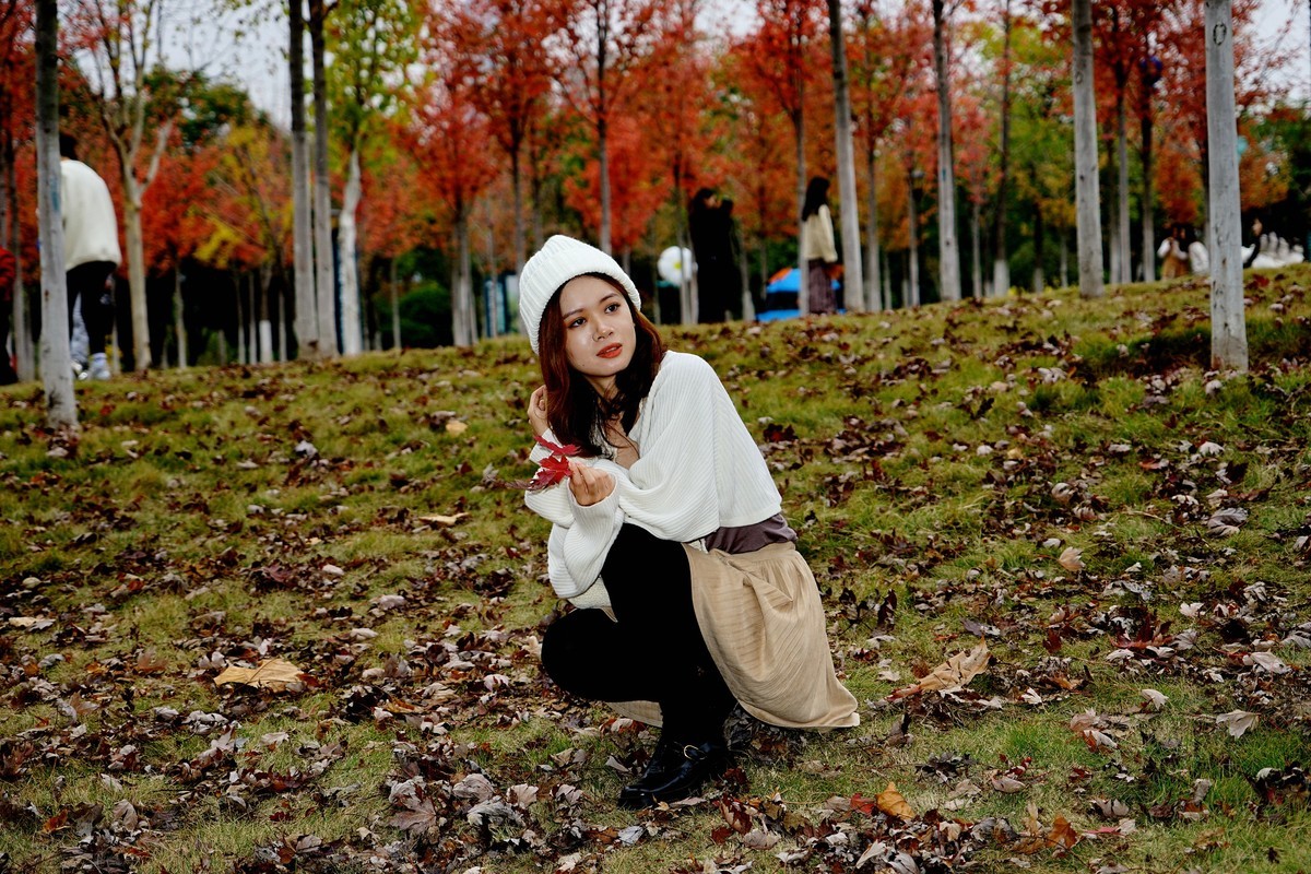 环境人像---深秋枫林中的美女！