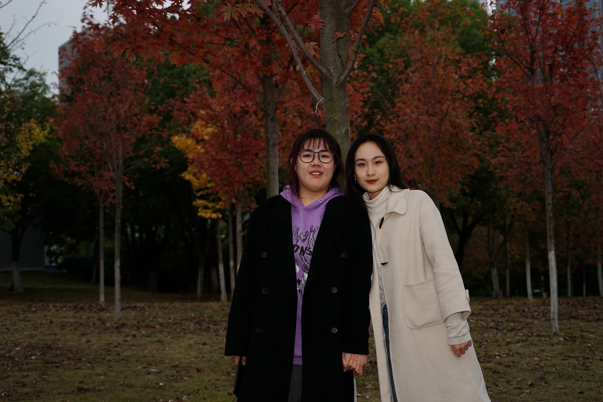 环境人像---深秋枫林中的美女！