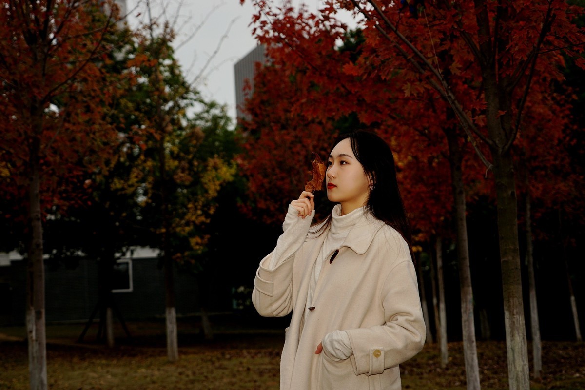 环境人像---深秋枫林中的美女！