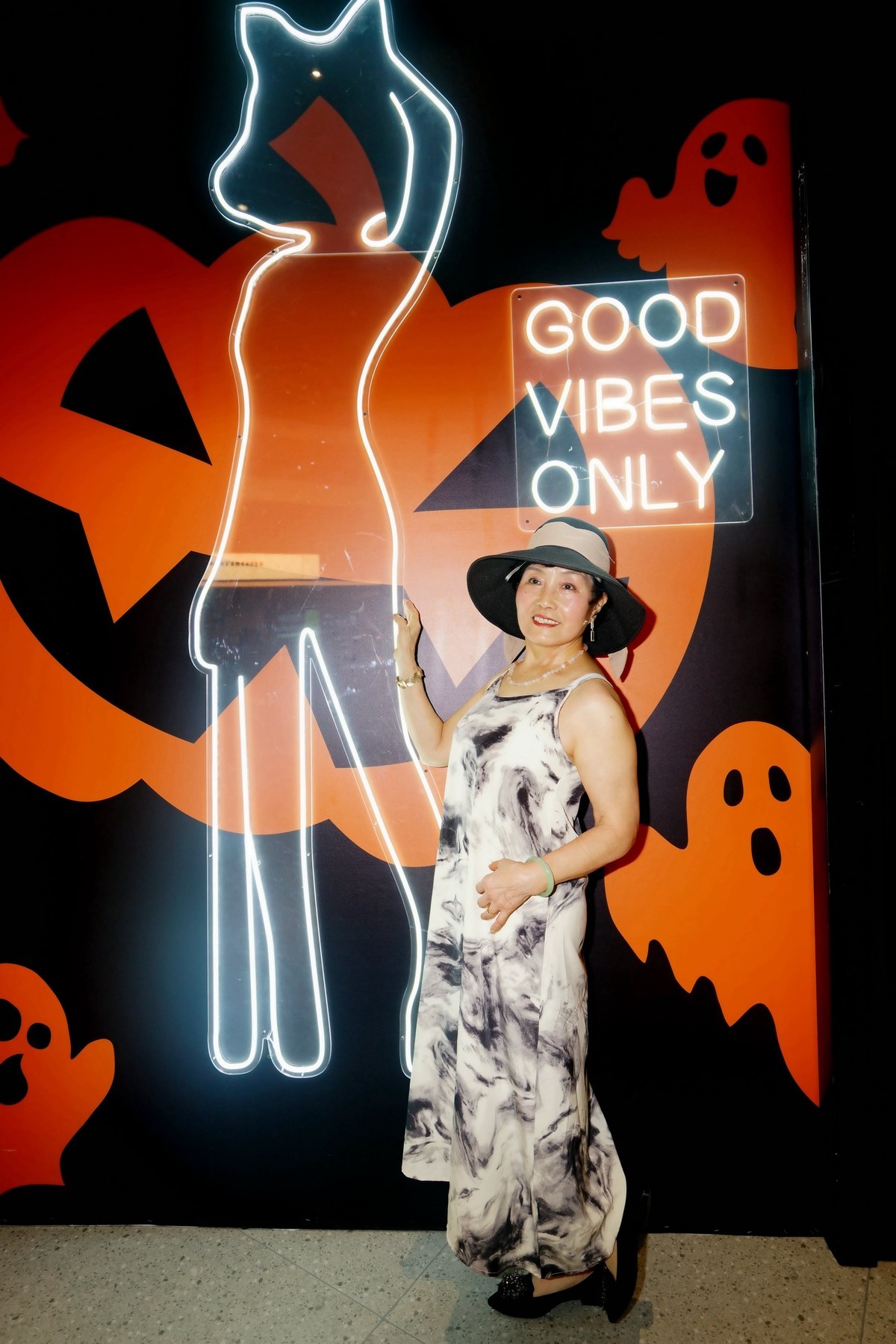 汉街万达商场休闲的佩佩美女！