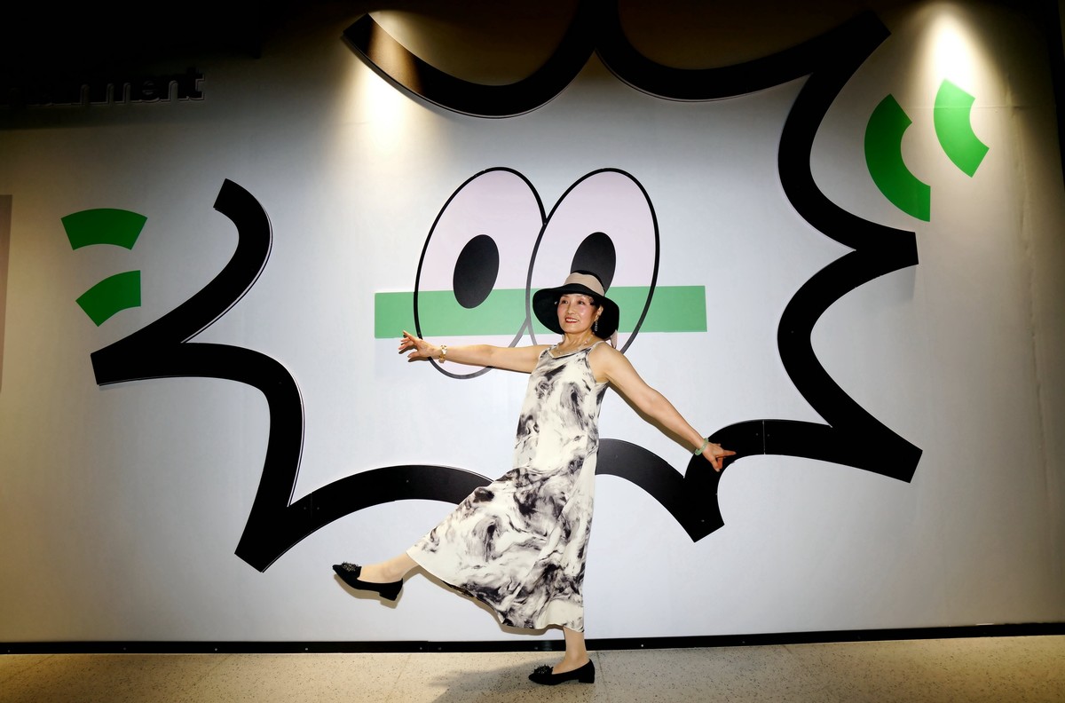 汉街万达商场休闲的佩佩美女！