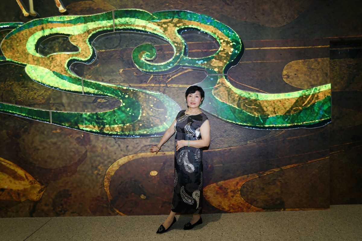 汉街万达商场休闲的佩佩美女！