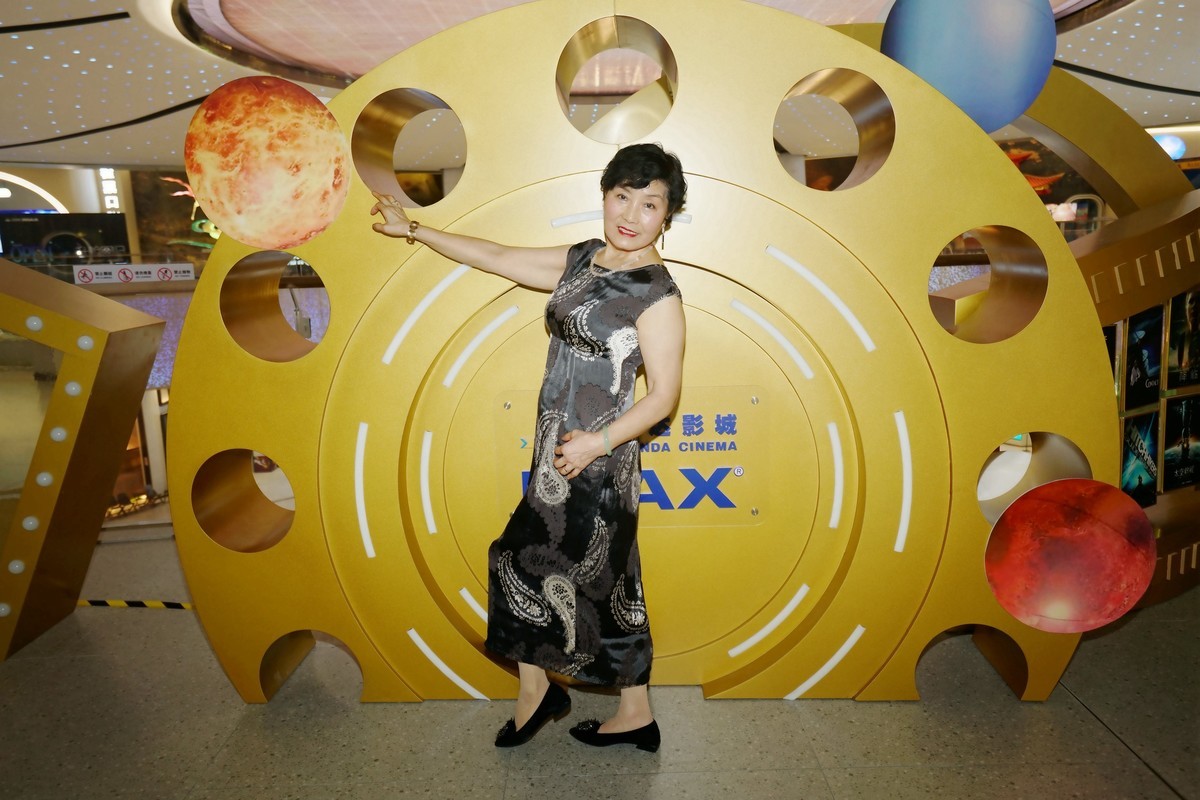 汉街万达商场休闲的佩佩美女！