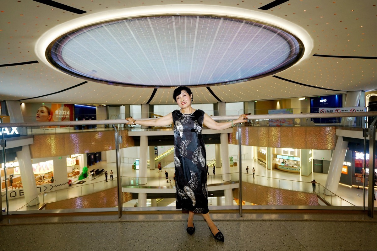 汉街万达商场休闲的佩佩美女！