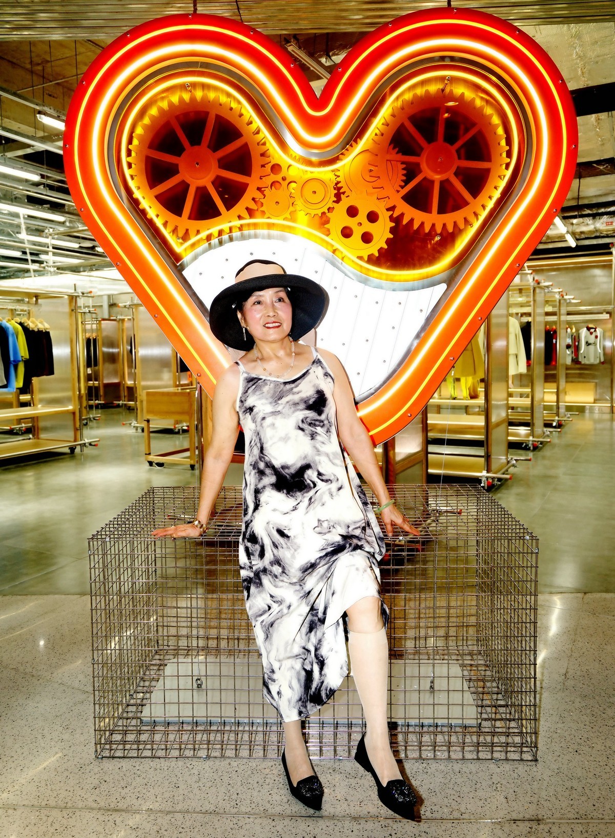 汉街万达商场休闲的佩佩美女！