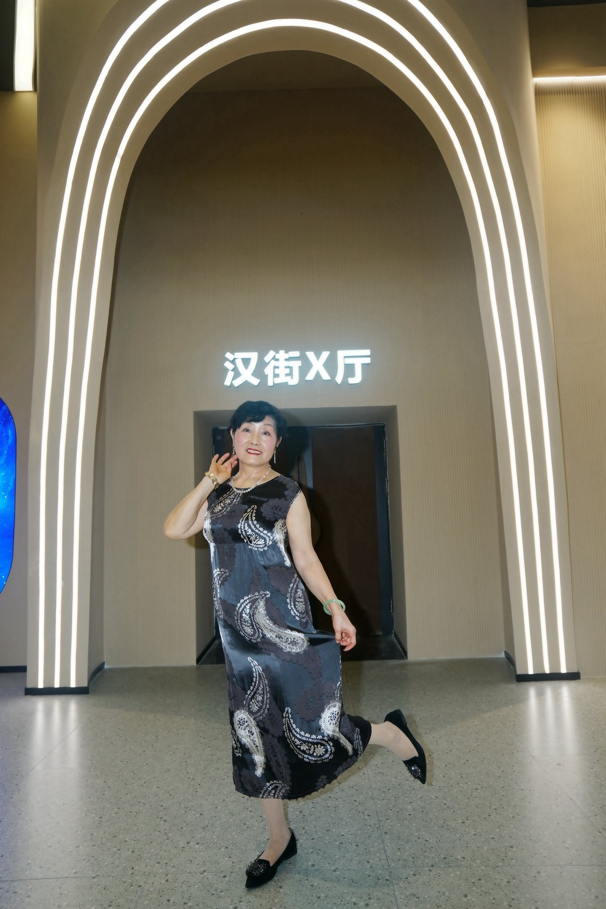 汉街万达商场休闲的佩佩美女！