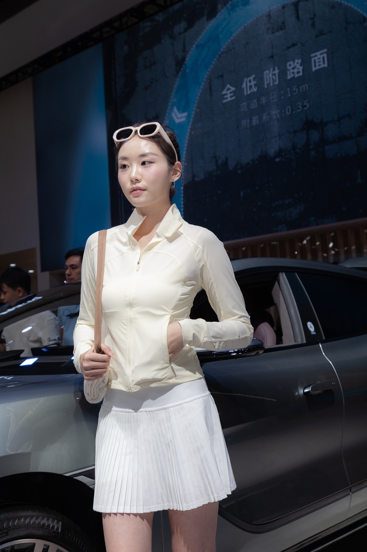 觉得这个广角拍摄人像有点变形