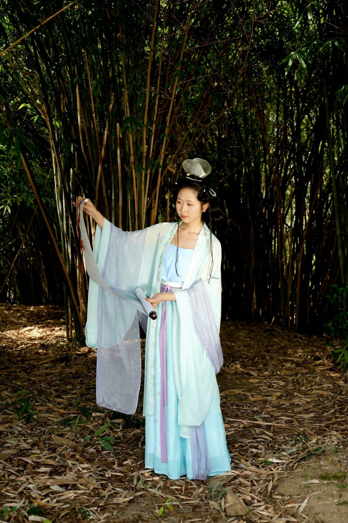 竹林旁的古装美女！