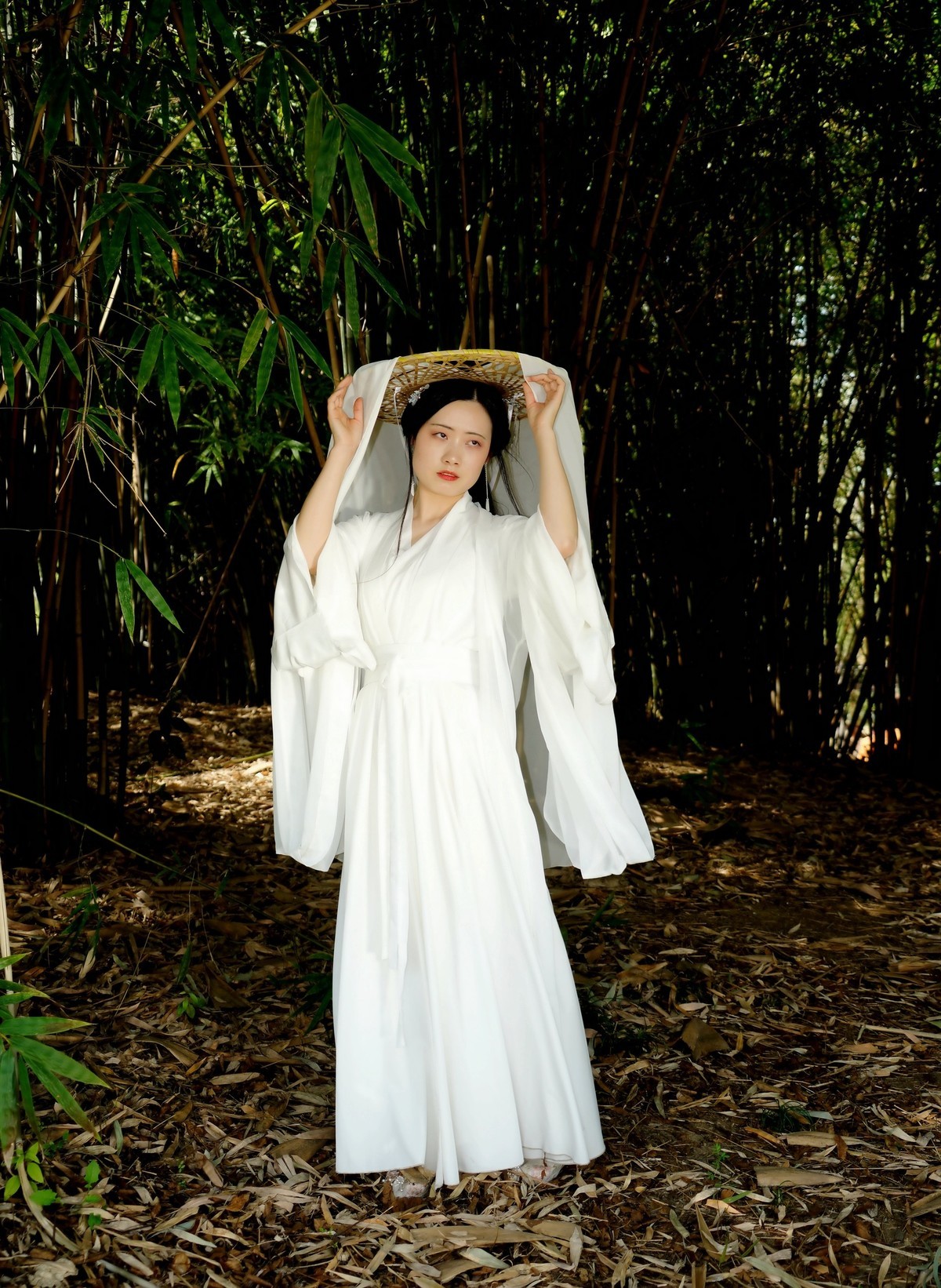 竹林旁的古装美女！