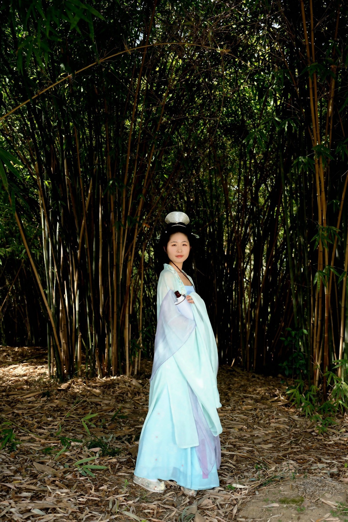 竹林旁的古装美女！