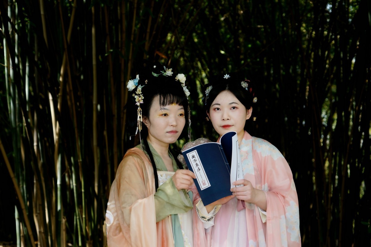 竹林旁的古装美女！