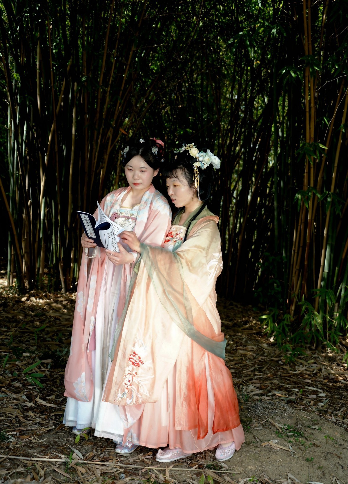 竹林旁的古装美女！