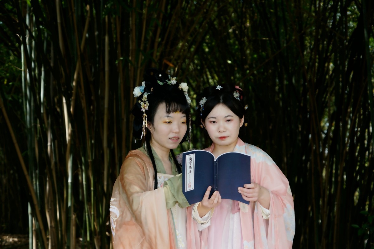 竹林旁的古装美女！
