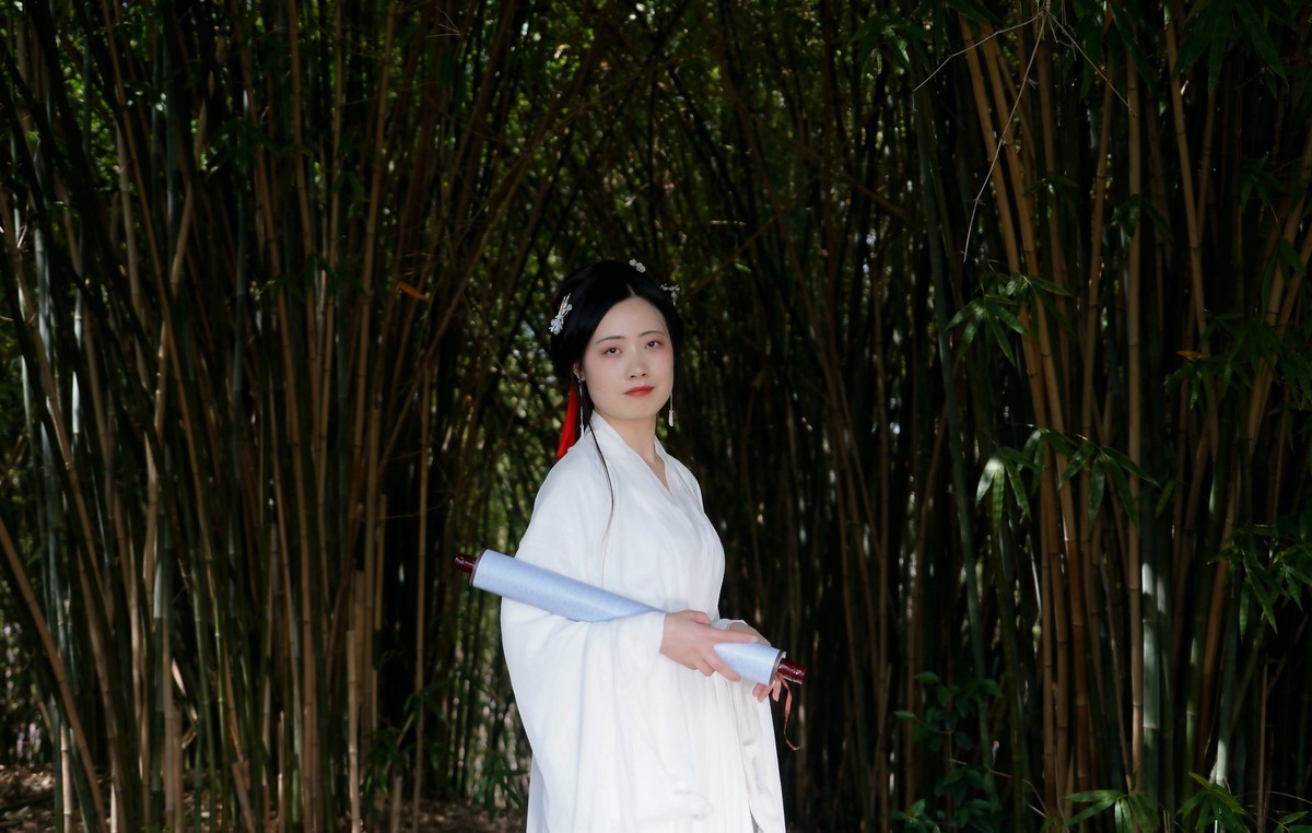 竹林旁的古装美女！