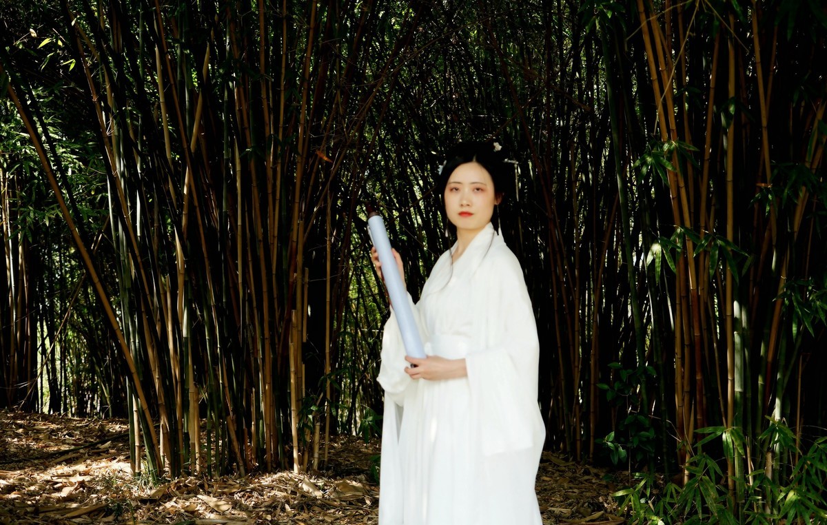 竹林旁的古装美女！