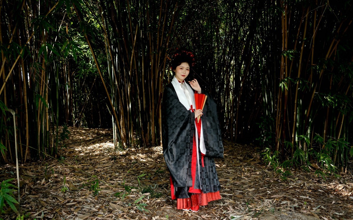 竹林旁的古装美女！