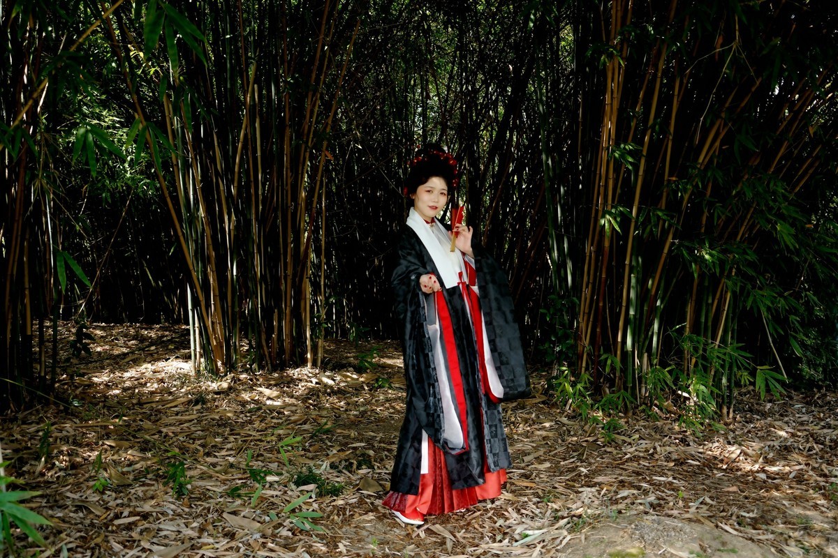 竹林旁的古装美女！