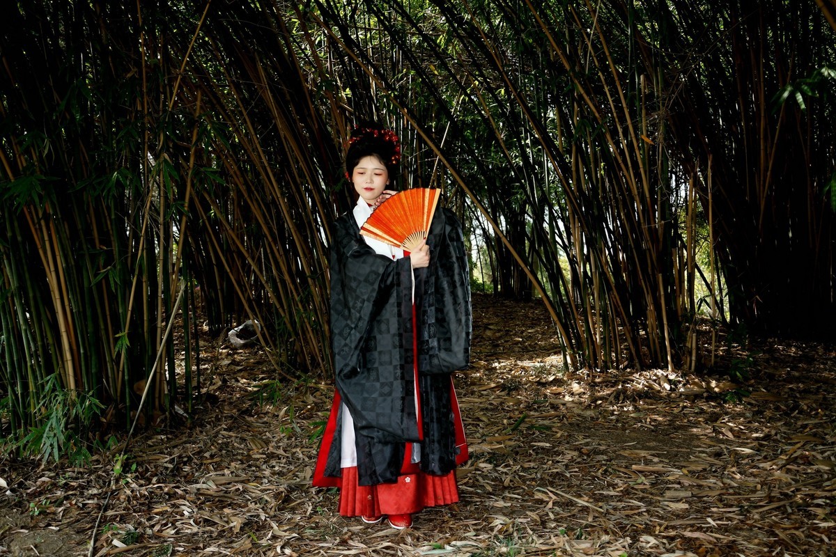 竹林旁的古装美女！