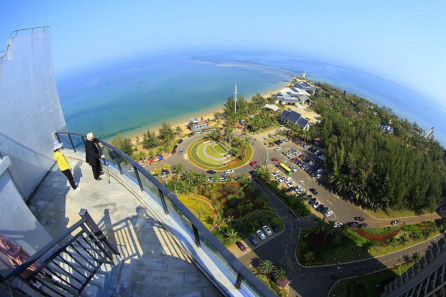 《不老松：忆海南游记》21.02.15在海景最高层，仰、平、俯三种角度，鱼眼镜下的解放公