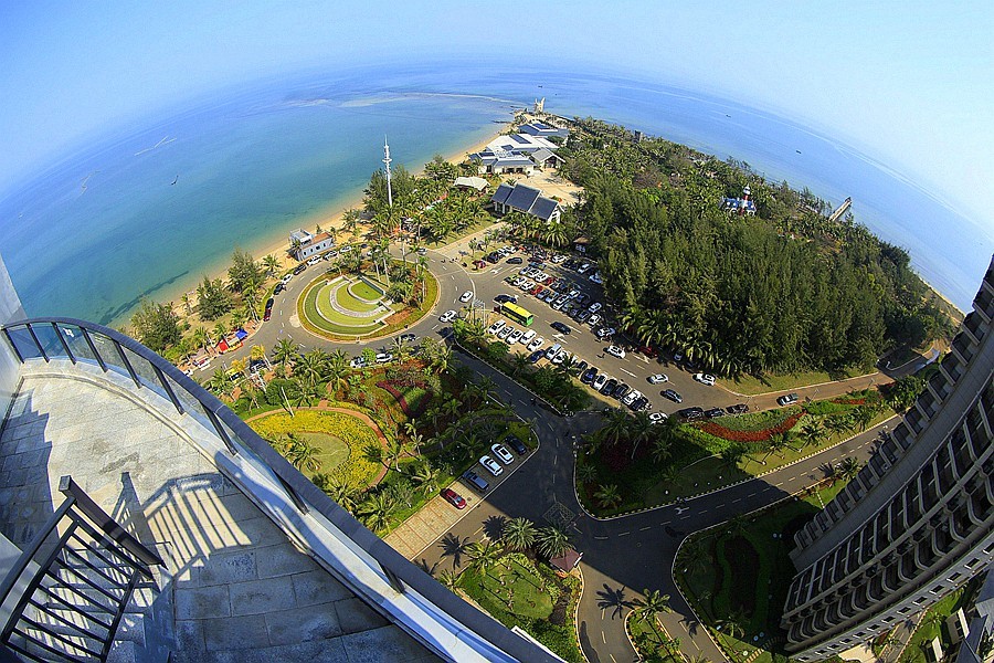 《不老松：忆海南游记》21.02.15在海景最高层，仰、平、俯三种角度，鱼眼镜下的解放公