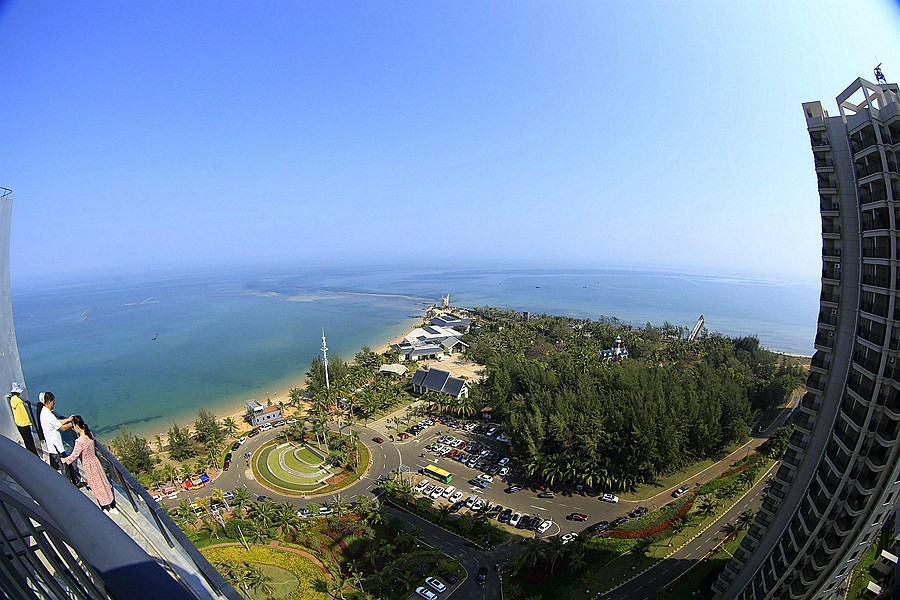 《不老松：忆海南游记》21.02.15在海景最高层，仰、平、俯三种角度，鱼眼镜下的解放公