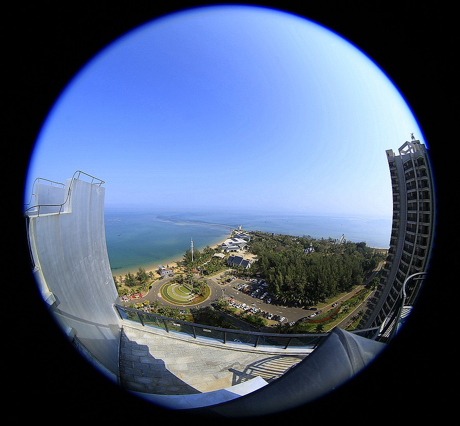 《不老松：忆海南游记》21.02.15在海景最高层，仰、平、俯三种角度，鱼眼镜下的长島兰
