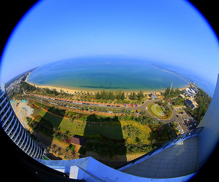 《不老松：忆海南游记》21.02.15在海景最高层，仰、平、俯三种角度，鱼眼镜下的长島兰