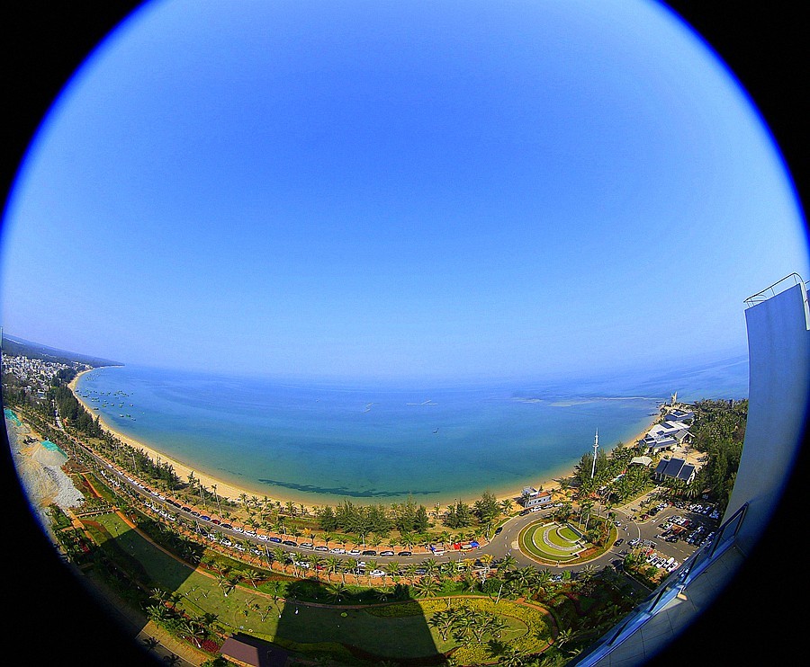 《不老松：忆海南游记》21.02.15在海景最高层，仰、平、俯三种角度，鱼眼镜下的长島兰
