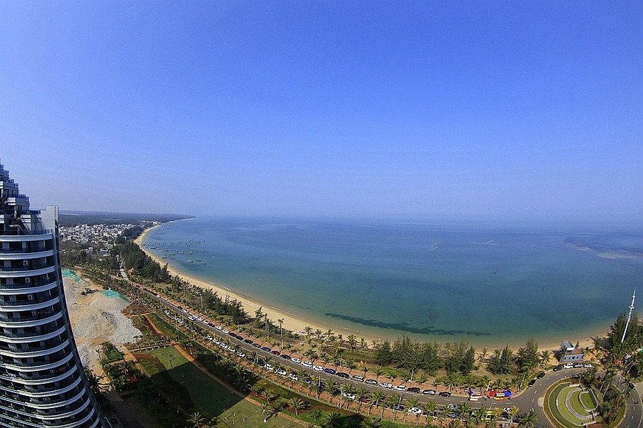 《不老松：忆海南游记》21.02.15在海景最高层，仰、平、俯三种角度，鱼眼镜下的长島兰